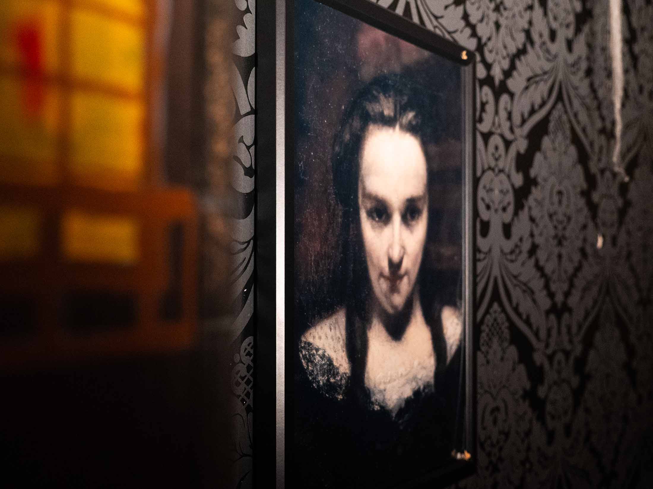 Salle escape game Le Manoir d'Ernestine - Escape Yourself Rennes portrait femme